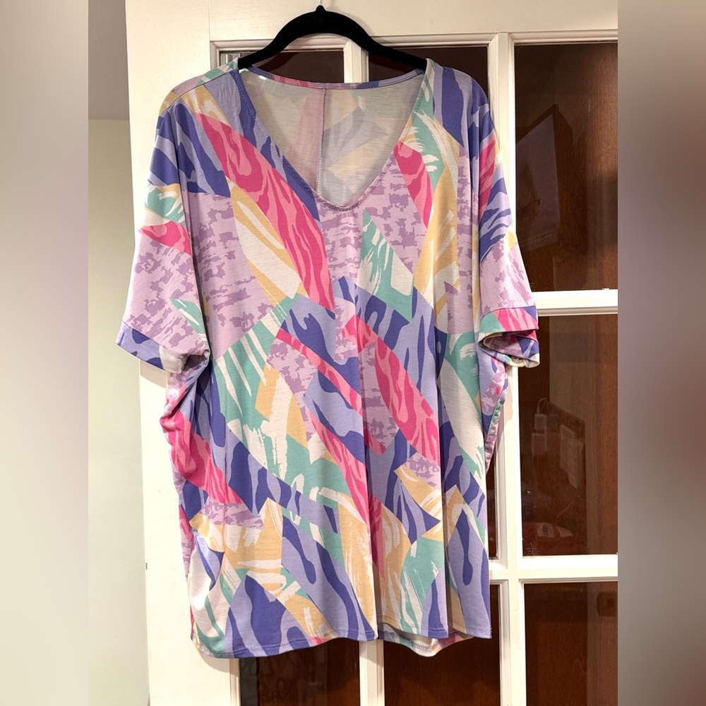 V-NECK PRINT PULLOVER TOP IN BEAUTIFUL PASTEL COLORS
